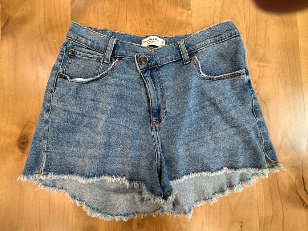 Abercrombie & Fitch Curve Love The Mom Short High Rise Cutoffs Size 28 / 6
